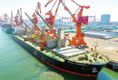 天津港接卸单船5.25万吨钾肥货轮