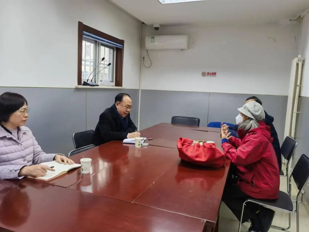 张勇到国资两委职工接待中心接待来访职工群众