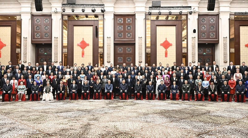 习近平接见新疆各族各界代表