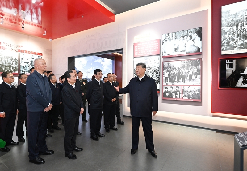 习近平参观新疆维吾尔自治区成立70周年主题成就展